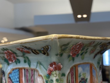 Une paire de vases de forme carr&eacute;e en porcelaine de Chine famille rose &agrave; fond c&eacute;ladon sur socles en bronze dor&eacute;, 19&egrave;me