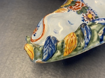 Un beurrier en fa&iuml;ence de Delft polychrome en forme de vache, 18&egrave;me