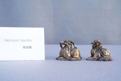 Deux poids de rouleaux en bronze dor&eacute; et laqu&eacute; en forme d'animaux mythiques, Chine, Ming