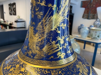 Een grote Chinese monochrome blauwe flesvormige vaas met verguld decor van draken en feniksen, Guangxu merk en periode