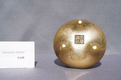 Een Chinese bronzen driepotige wierookbrander, Yu Tang Qing Wan merk, Kangxi