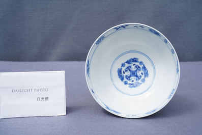 Een Chinese blauw-witte 'Ode aan de rode klif' kom, 'Qi yu bao ding zhi zhen' merk, Kangxi