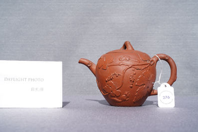 Een Chinese Yixing steengoed theepot met eekhoorns bij druivenranken, Kangxi