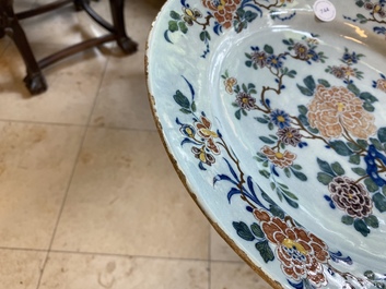 Un plat en fa&iuml;ence de Delft polychrome &agrave; d&eacute;cor floral, 18&egrave;me