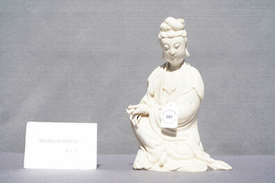 Een Chinese Dehua blanc de Chine figuur van Guanyin, Kangxi