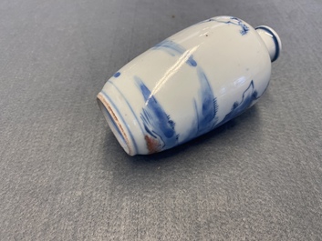 Un petit vase en porcelaine de Chine en bleu, blanc et rouge de cuivre, 19&egrave;me