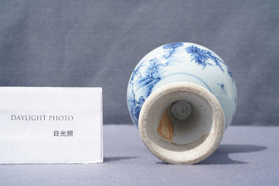 Een Chinese blauw-witte stem cup met floraal decor, Kangxi/Yongzheng
