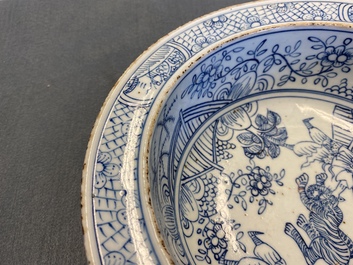 Un bassin en porcelaine de Chine en bleu et blanc &agrave; d&eacute;cor d'un tigre, Jiaqing