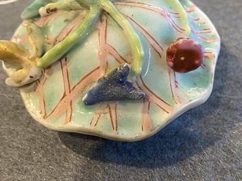 Une bo&icirc;te &agrave; th&eacute; couverte en porcelaine de Chine famille rose en forme de lotus, Yongzheng