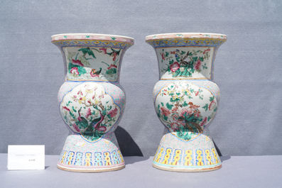 Une paire de crachoirs en porcelaine de Chine famille rose pour le march&eacute; Straits ou Peranakan, 19&egrave;me