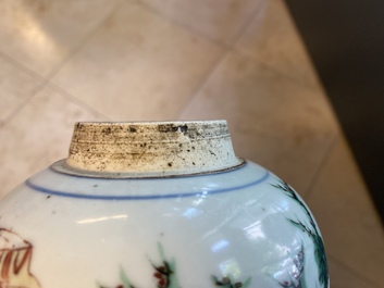 Un vase en porcelaine de Chine wucai &agrave; d&eacute;cor de 'Hongfu', &eacute;poque Transition