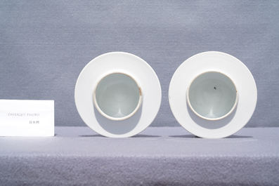 Une paire de vases couverts en porcelaine de Chine famille rose &agrave; fond jaune, marque de Guangxu, R&eacute;publique