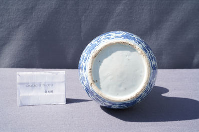 Un vase de forme double gourde en porcelaine de Chine en bleu et blanc, Wanli