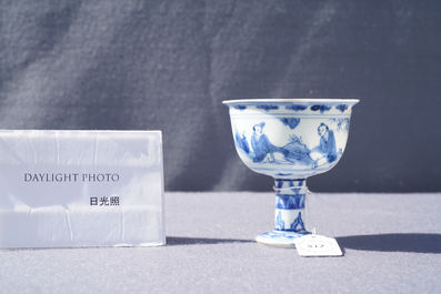 Un bol sur piedouche en porcelaine de Chine en bleu et blanc &agrave; d&eacute;cor de joueurs de go, &eacute;poque Transition