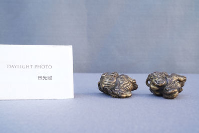 Deux poids de rouleaux en bronze dor&eacute; et laqu&eacute; en forme d'animaux mythiques, Chine, Ming