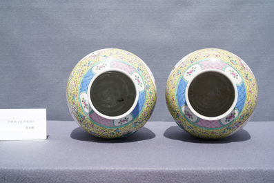 Une paire de vases couverts en porcelaine de Chine famille rose &agrave; fond jaune, marque de Guangxu, R&eacute;publique