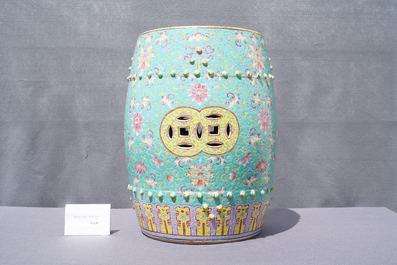 Une paire de tabourets en porcelaine de Chine famille rose sur fond turquoise, 19&egrave;me