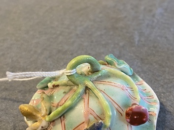 Une bo&icirc;te &agrave; th&eacute; couverte en porcelaine de Chine famille rose en forme de lotus, Yongzheng