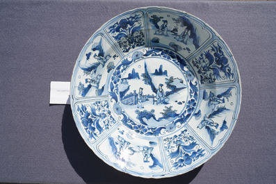 Un tr&egrave;s grand plat en porcelaine de Chine en bleu et blanc de type kraak &agrave; d&eacute;cor de Wang Xizhi, Wanli