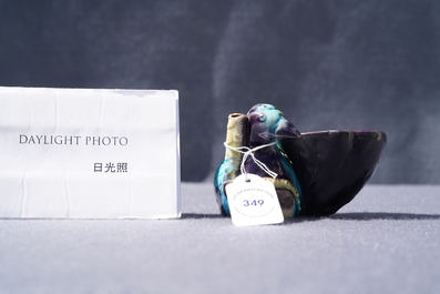 Een Chinese aubergine- en turquoise-geglazuurde waterdruppelaar in de vorm van een eend met een lotus, Kangxi