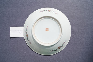 Een Chinese famille rose schotel, Qianlong merk, Republiek