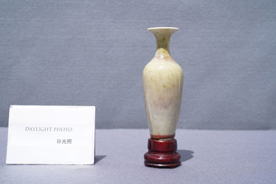 Un vase en porcelaine de Chine &eacute;maill&eacute; fleur de p&ecirc;che, marque de Kangxi, R&eacute;publique