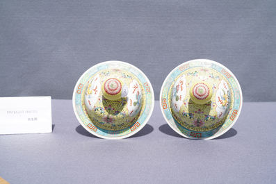 Une paire de vases couverts en porcelaine de Chine famille rose &agrave; fond jaune, marque de Guangxu, R&eacute;publique