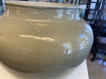 Een bolle Chinese monochrome celadon 'draken' vaas, Kangxi