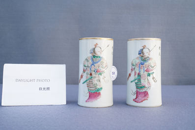 Une paire de pots &agrave; pinceaux en porcelaine de Chine famille rose &agrave; d&eacute;cor 'Wu Shuang Pu', marque et &eacute;poque de Daoguang