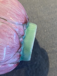 Une bo&icirc;te &agrave; th&eacute; couverte en porcelaine de Chine famille rose en forme de lotus, Yongzheng