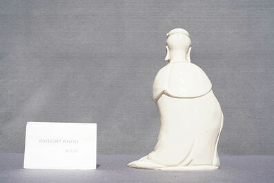 Een Chinese Dehua blanc de Chine figuur van Guanyin, Kangxi