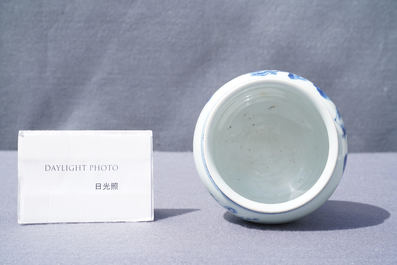 Een Chinese blauw-witte stem cup met landschapsdecor, Kangxi/Yongzheng