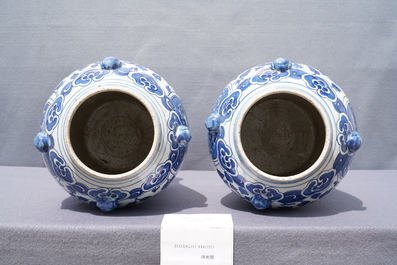 Two pairs of Chinese blue and white and famille verte vases and covers, 19/20th C.