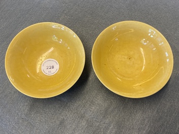 Une paire de bols en porcelaine de Chine jaune monochrome, marque et &eacute;poque de Jiajing