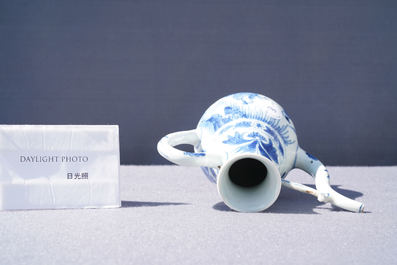 Une verseuse en porcelaine de Chine en bleu et blanc, &eacute;poque Transition