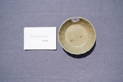 Een Chinese Longquan celadon penselenwasser, Yuan