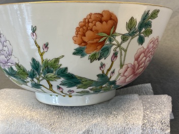 Une paire de bols en porcelaine de Chine famille rose &agrave; d&eacute;cor de pivoines, marque et &eacute;poque de Guangxu