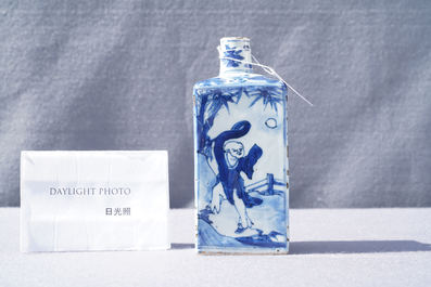 Une bouteille de forme carr&eacute;e en porcelaine de Chine en bleu et blanc, Wanli