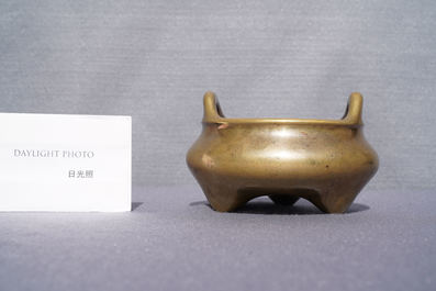 Een Chinese bronzen driepotige wierookbrander, Yu Tang Qing Wan merk, Kangxi