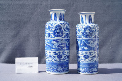 Twee Chinese blauw-witte rouleau vazen met horizontale vlakverdeling met draken, Kangxi