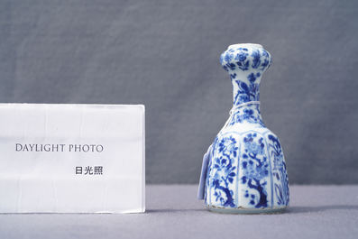 Un petit vase ou base de narguil&eacute; miniature en porcelaine de Chine en bleu et blanc, Kangxi