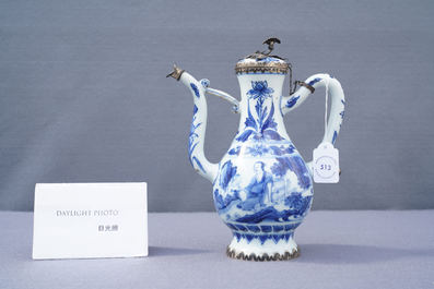 Une verseuse couverte en porcelaine de Chine en bleu et blanc &agrave; monture en argent, &eacute;poque Transition