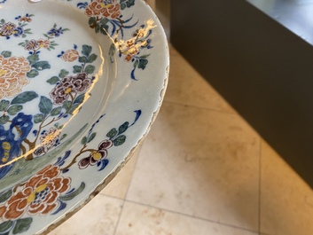 Un plat en fa&iuml;ence de Delft polychrome &agrave; d&eacute;cor floral, 18&egrave;me
