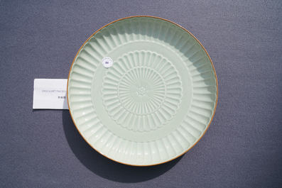 Een Chinese celadon-geglazuurde schotel in de vorm van een chrysant, Jingdezhen merk, gedat. 1954
