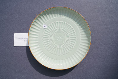 Un plat en porcelaine de Chine c&eacute;ladon monochrome en forme de chrysanth&egrave;me, Jingdezhen, dat&eacute; 1954