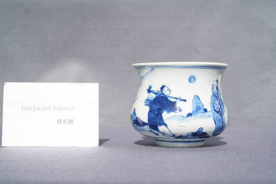 Een Chinese blauw-witte wierookbrander met figuren in een landschap, Kangxi