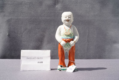 Un compte-gouttes en porcelaine de Chine famille verte en forme d'un gar&ccedil;on qui fait pipi, Qianlong