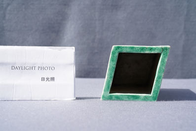Un pot &agrave; pinceaux de forme carr&eacute;e en biscuit &eacute;maill&eacute; vert, Kangxi