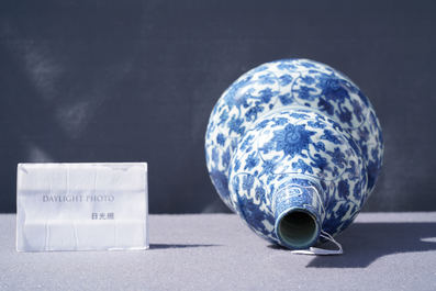 Un vase de forme double gourde en porcelaine de Chine en bleu et blanc, Wanli