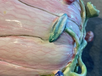 Une bo&icirc;te &agrave; th&eacute; couverte en porcelaine de Chine famille rose en forme de lotus, Yongzheng